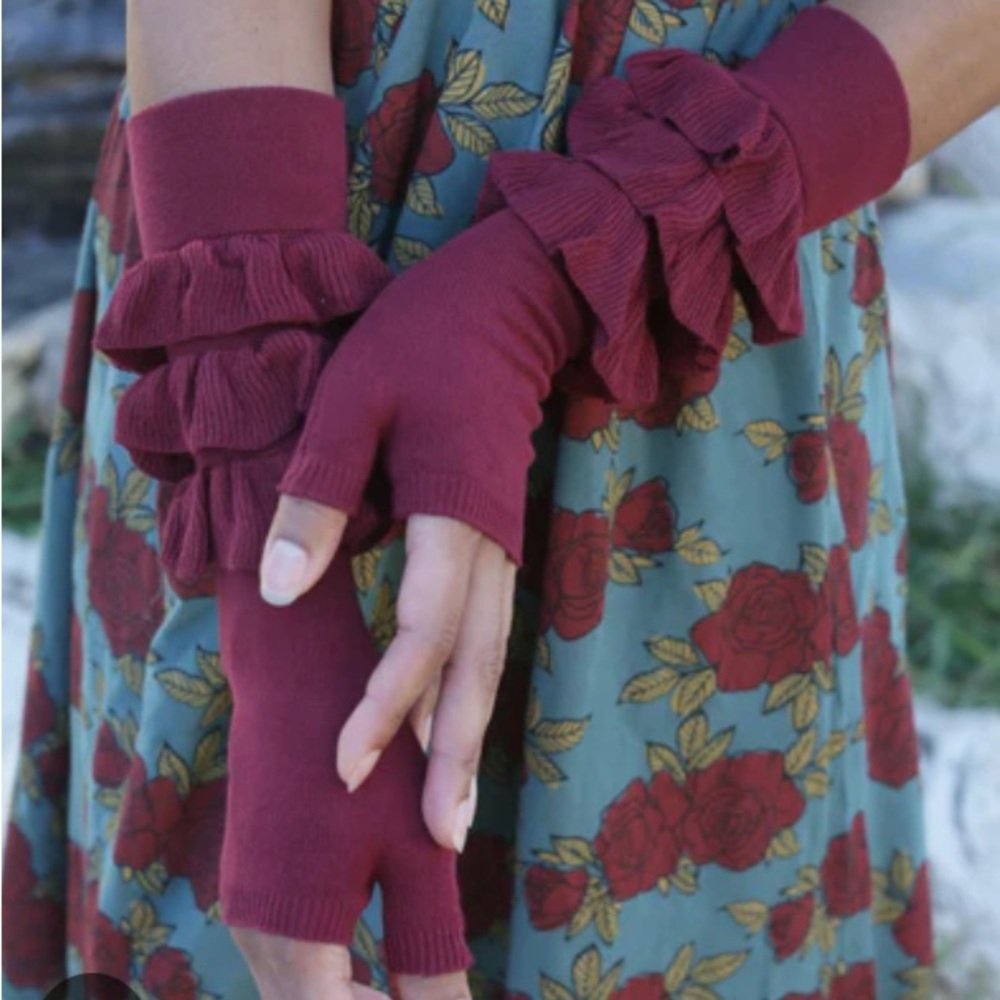 Effie's Heart Maroon Ruffled Gloves